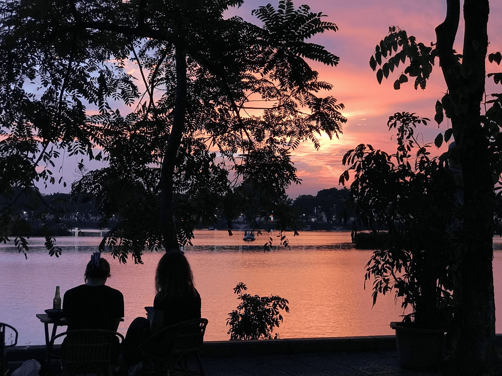 Ma Xo Cafe offers a lakeside seating area right by Truc Bach Lake, providing a stunning view of the sunset (Source: Ma Xó)